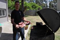 Carnes já temperadas para a churrasqueira onde carvão e algarrobo já estão ardendo! (em Villa Nueva, na Argentina)